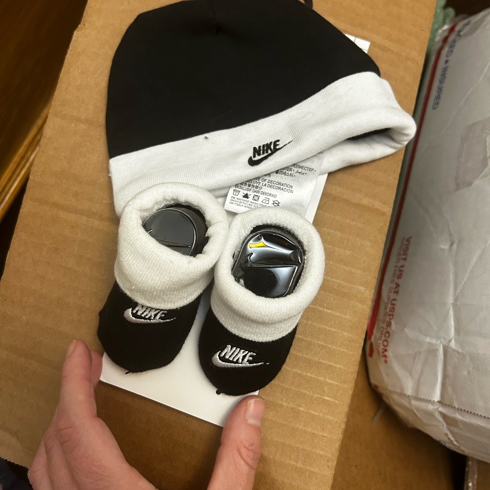 Nike Infant Beanie and Booties Set - Black & White
